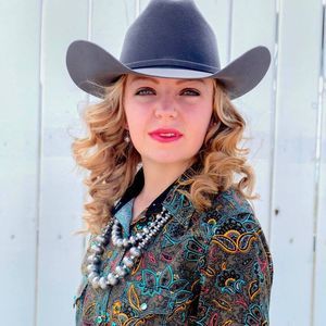 Meet your Posher, Holly